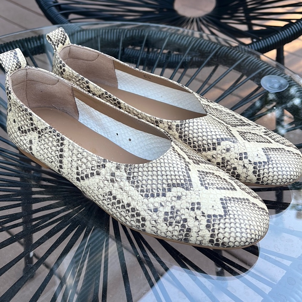 Everland, Leather day glove, snakeprint, Italian-made flats. Size 6.5.